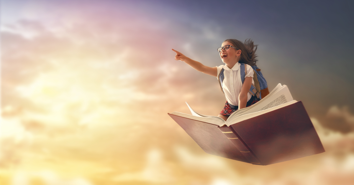 Zdjęcie nieba po którym leci uradowane dziecko na otwartej książce
