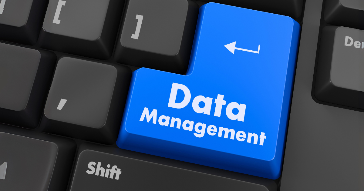 Widok klawiszy klawiatury. Klawisz Enter odznacza się niebieskim kolorem. Na nim napis Data management.
